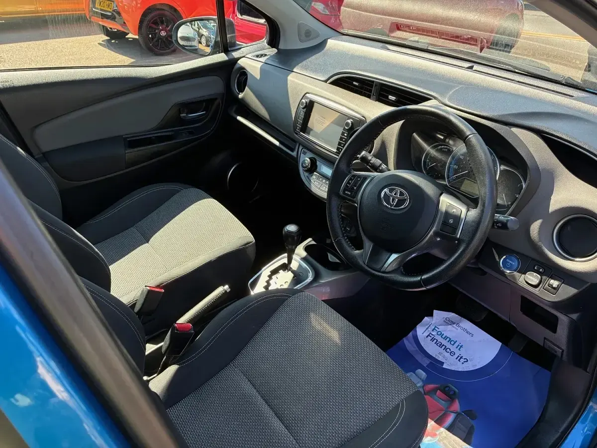 Used Toyota Yaris Hybrid 101 HP (74 kW) 2015 Blue Hatchback