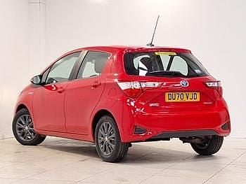 Used Toyota Yaris Hybrid 100 HP (73 kW) 2020 Red Hatchback