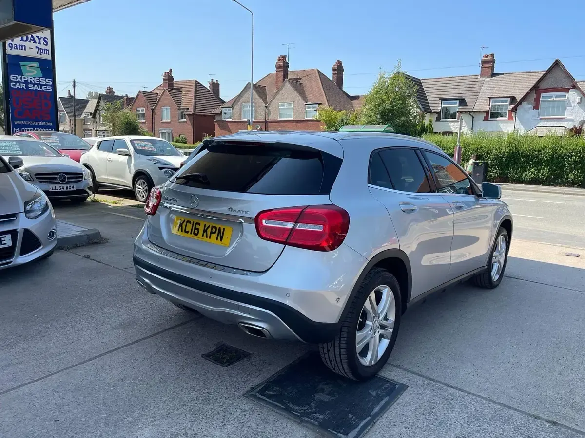 Used Mercedes GLA250 Premium Plus 211 HP (155 kW) 2016 Silver SUV