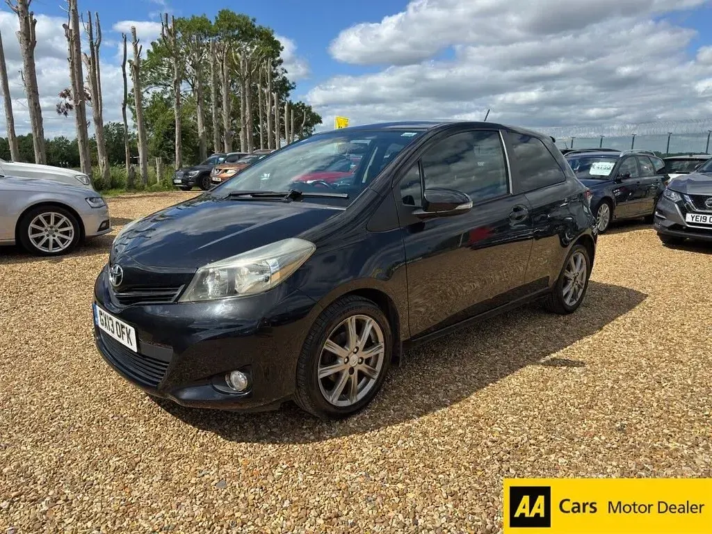 Used Toyota Yaris SR 101 HP (74 kW) 2013 Black Hatchback