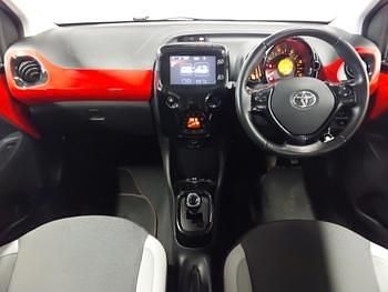 Usado Toyota Aygo x-style 68 HP (50 kW) 2017 Vermelho Citadino