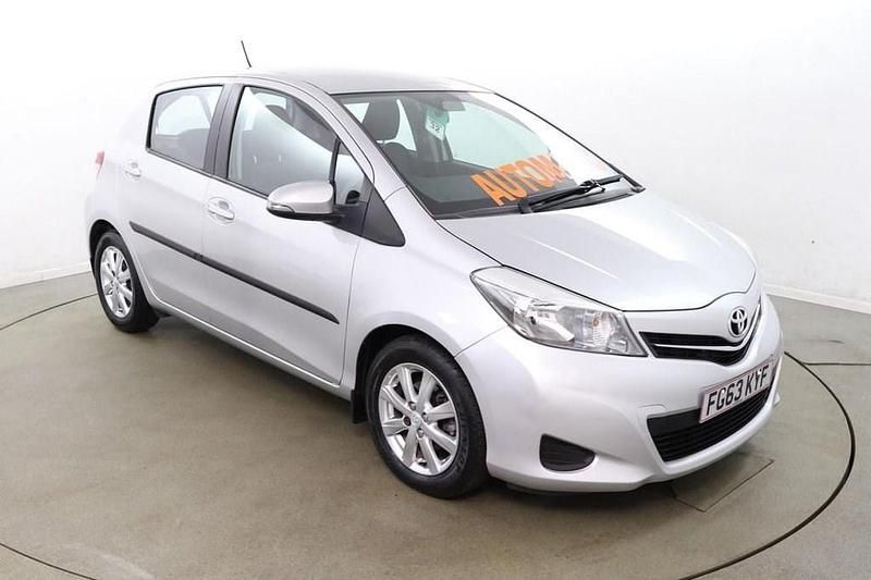 Begagnad Toyota Yaris Multidrive S 101 HK (74 kW) 2013 Silver Halvkombi