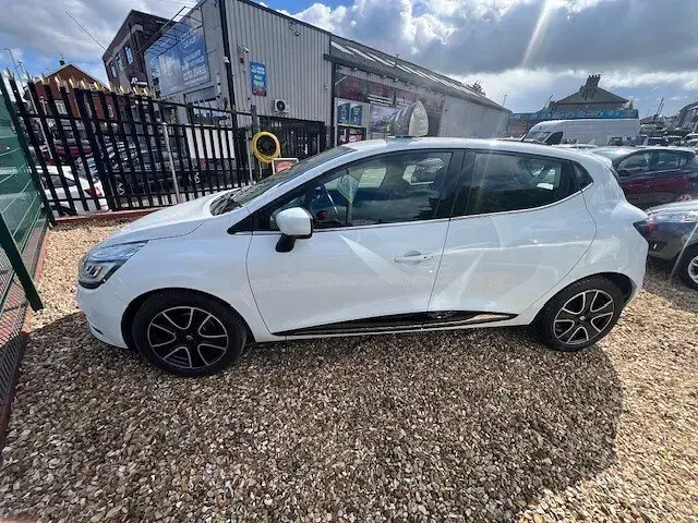 Used Renault Clio Dynamique 90 HP (66 kW) 2017 White Hatchback