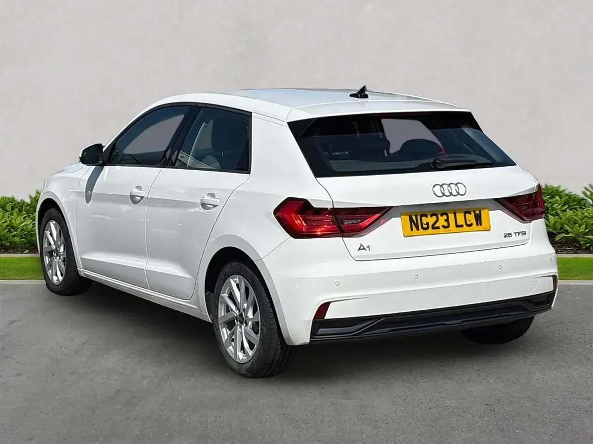 Used Audi A1 Sportback Sport 95 HP (69 kW) 2023 White Hatchback