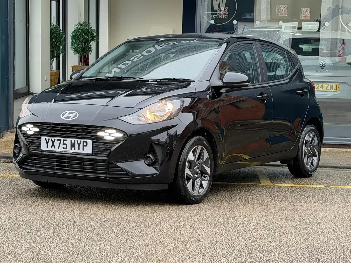 New Hyundai i10 Advanced 83 HP (61 kW) 2025 Black Hatchback