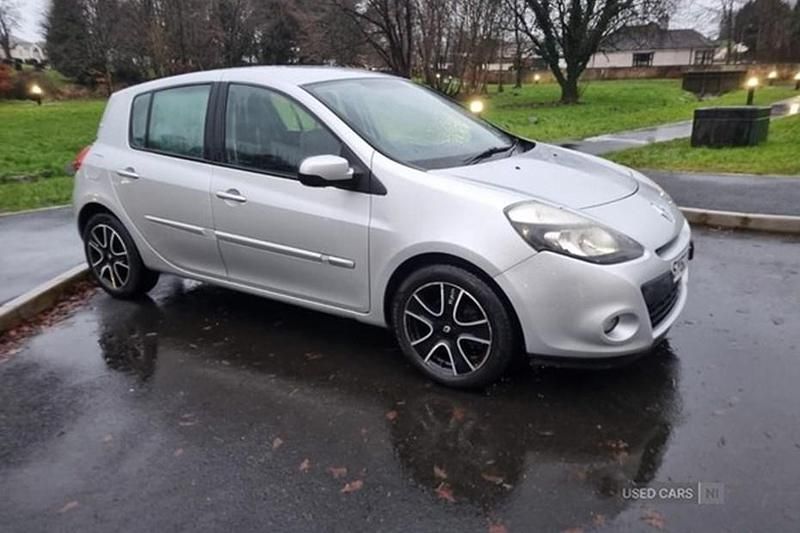 Used Renault Clio IV Expression+ 88 HP (64 kW) 2013 Silver Hatchback