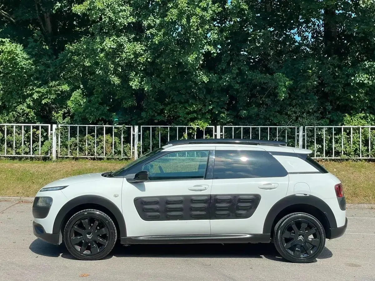 Used Citroën C4 Cactus Flair 2015 White Hatchback