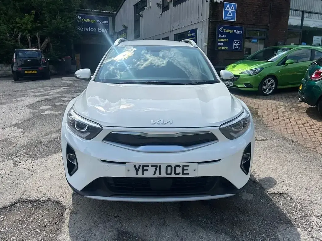Gebraucht Kia Stonic 99 PS (72 kW) 2022 Weiß SUV