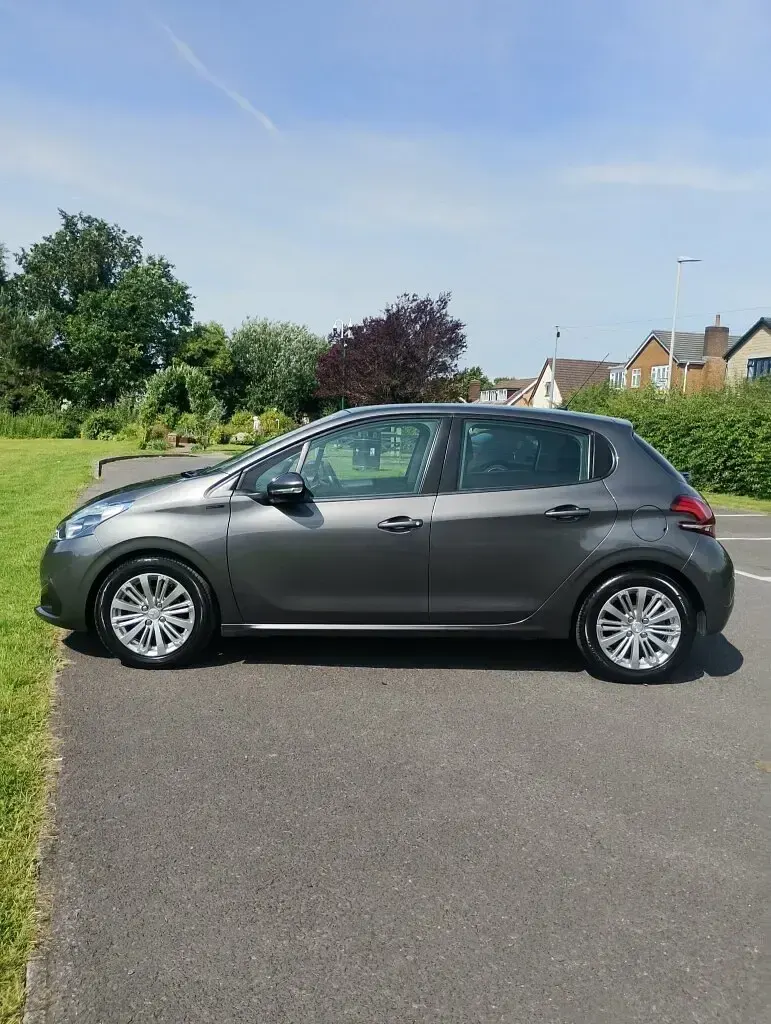 Used Peugeot 208 Signature Sky 82 HP (60 kW) 2018 Grey Hatchback