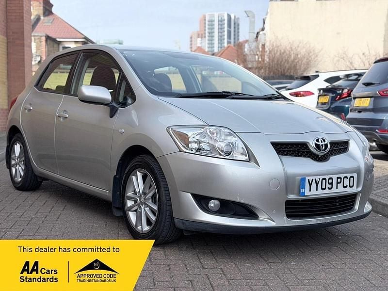 Used Toyota Auris 124 HP (91 kW) 2009 Silver Hatchback