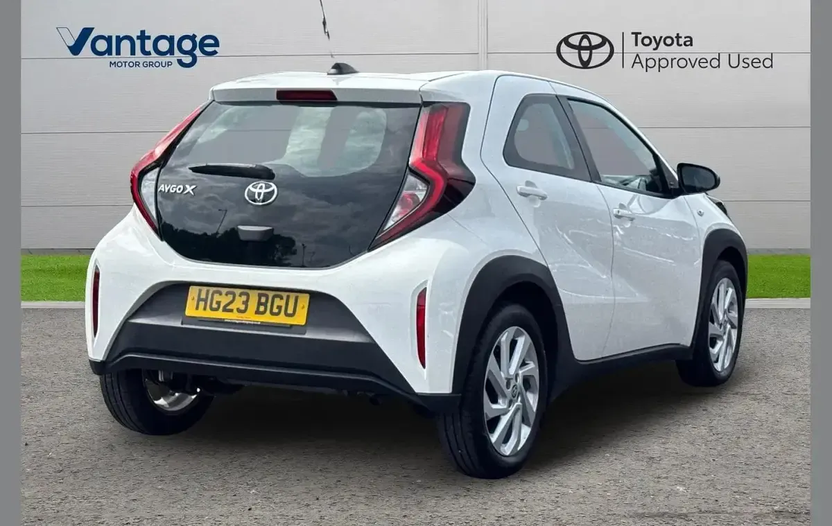 Used Toyota Aygo X PURE 72 HP (52 kW) 2023 White SUV