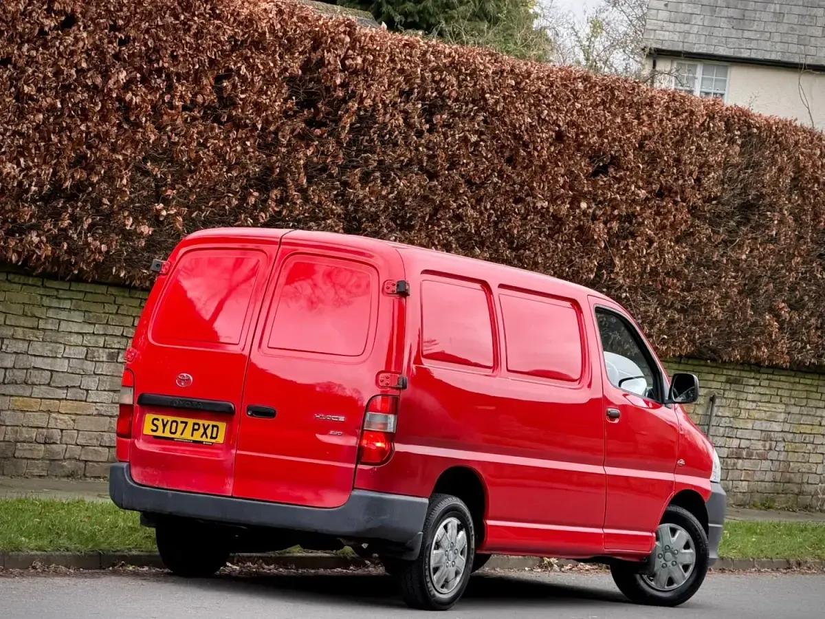 Usado Toyota HiAce 88 CV (64 kW) 2007 Rojo Van