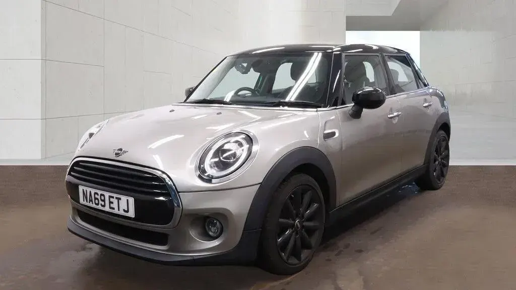 Używany Mini Cooper Classic 136 KM (100 kW) 2019 Srebrny Hatchback