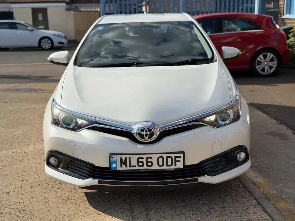 Used Toyota Auris 116 HP (85 kW) 2016 White Hatchback