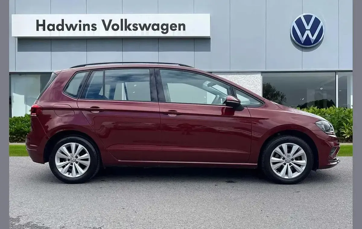 Used VW Golf Sportsvan SE 131 HP (96 kW) 2018 Red MPV