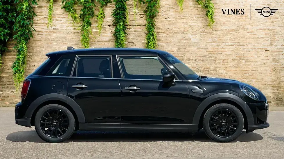 Begagnad Mini Cooper Classic 134 HK (98 kW) 2022 Svart Halvkombi