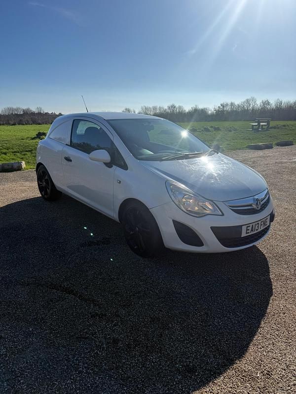 Used Vauxhall Corsa 95 HP (69 kW) 2013 White Hatchback