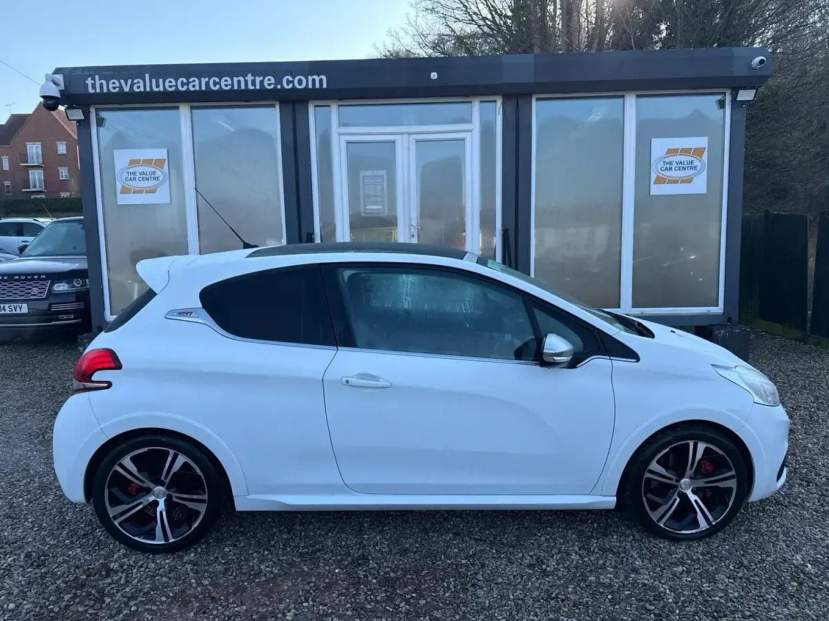Used Peugeot 208 Prestige 208 HP (152 kW) 2018 White Hatchback