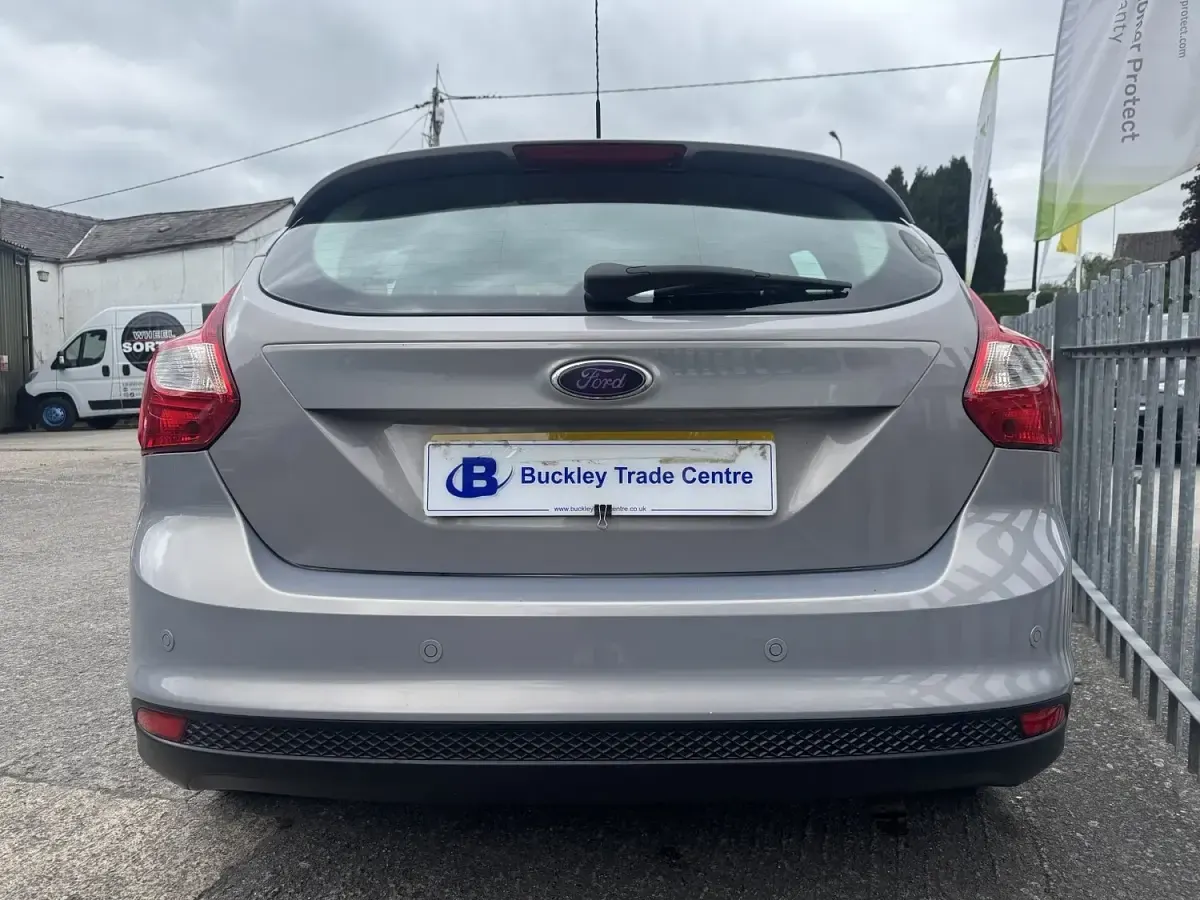 Used Ford Focus Zetec 125 HP (91 kW) 2011 Silver Hatchback