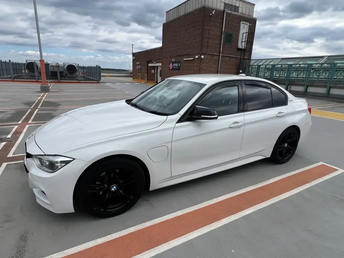 Begagnad BMW 330e M Sport 2018 Vit Sedan