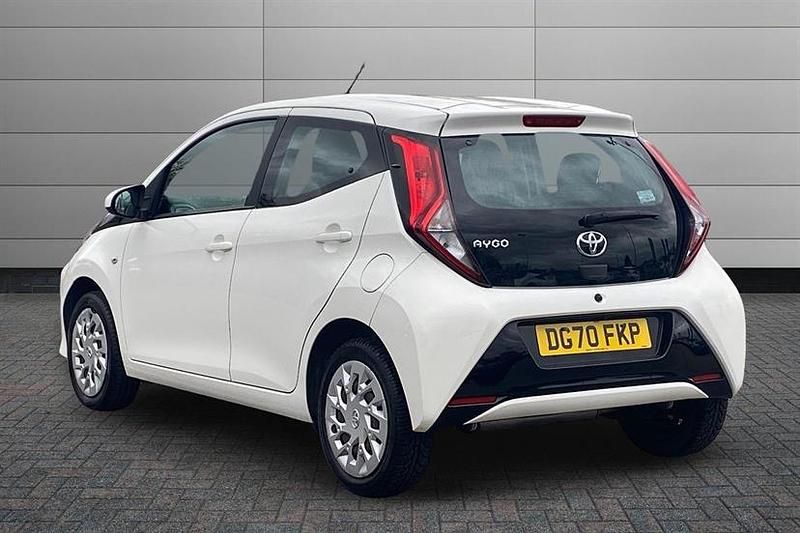 Used Toyota Aygo X-play 72 HP (52 kW) 2020 White Hatchback