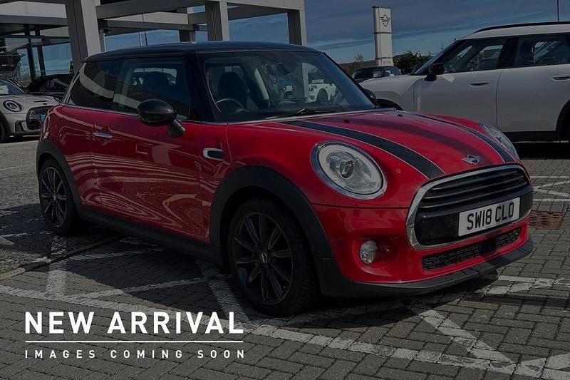 Begagnad Mini Cooper Hatch 134 HK (98 kW) 2018 Röd Halvkombi