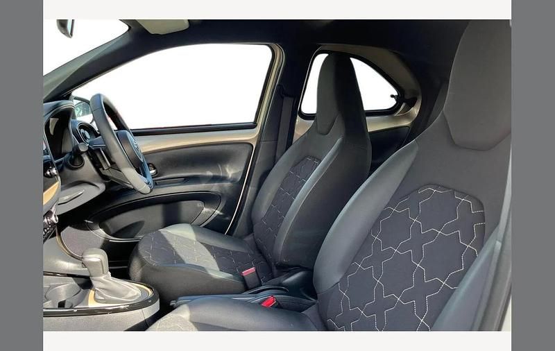 Used Toyota Aygo X 72 HP (52 kW) 2024 Beige SUV