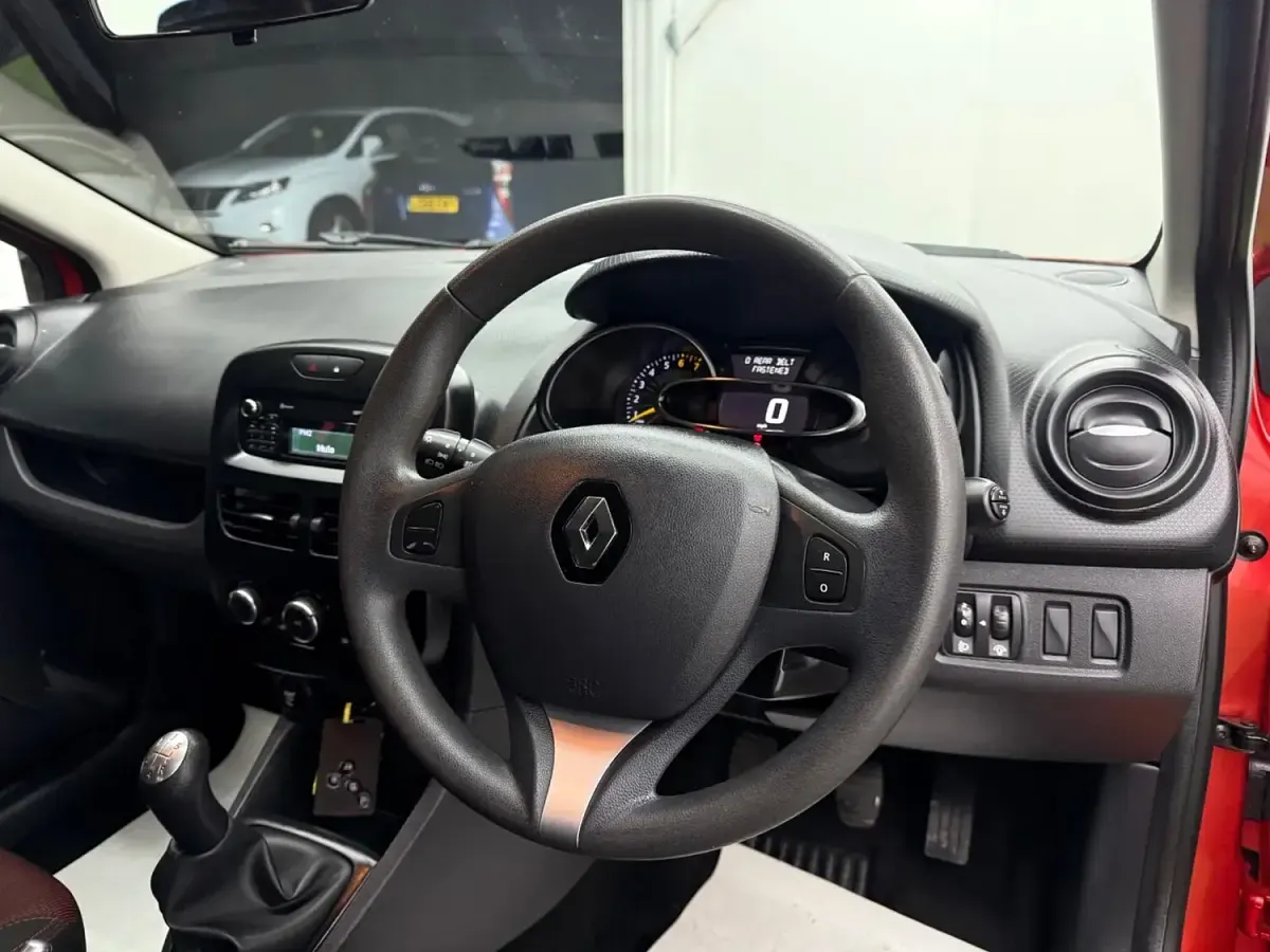 Used Renault Clio Play 75 HP (55 kW) 2016 Red Hatchback