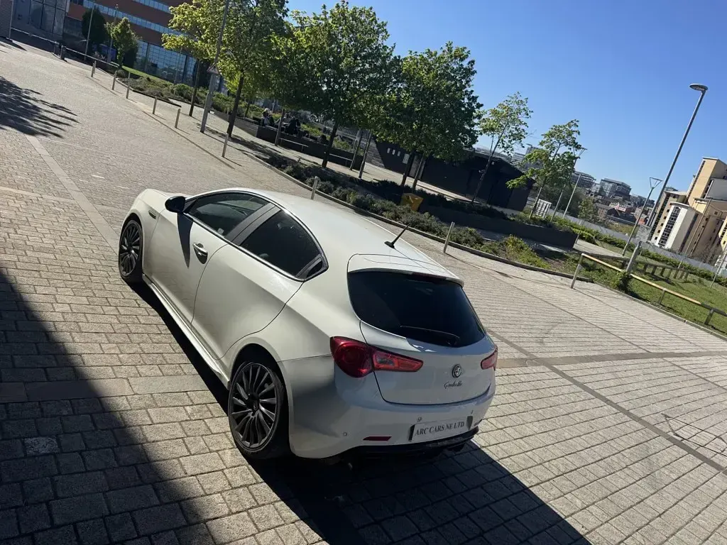 Used Alfa Romeo Giulietta Exclusive 170 HP (125 kW) 2014 White Hatchback