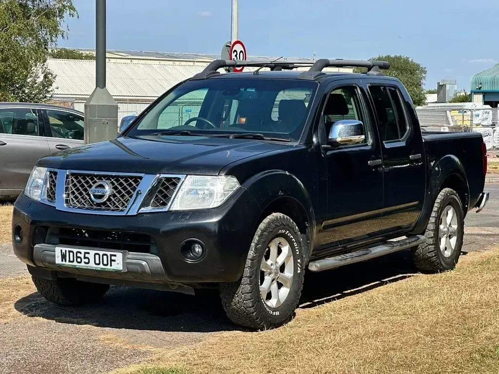 Used Nissan Navara Tekna 190 HP (139 kW) 2015 Black Pickup