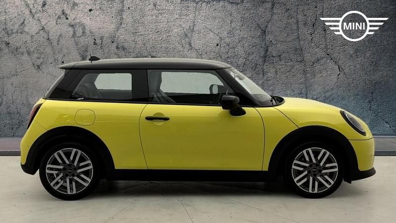 Used Mini Cooper Hatch 154 HP (113 kW) 2024 Yellow Hatchback