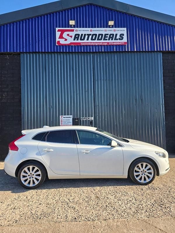 Used Volvo V40 SE Lux 190 HP (139 kW) 2016 White Estate