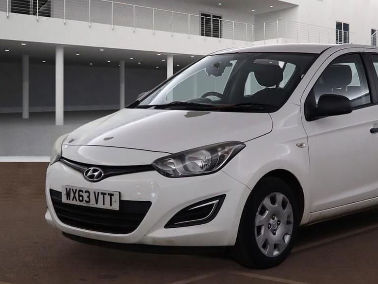 Used Hyundai i20 Classic 85 HP (62 kW) 2013 White Hatchback