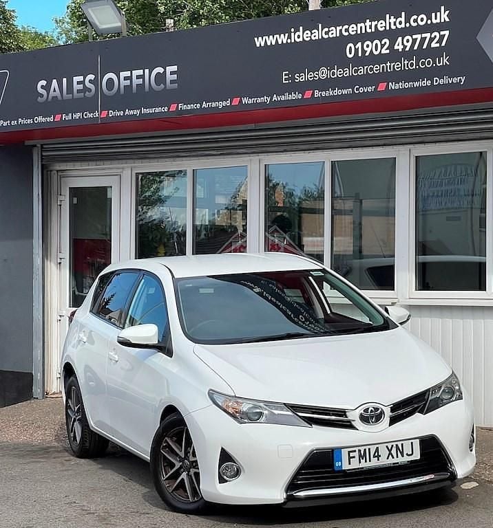 White Used 2014 Toyota Auris Multidrive S Hatchback | £7,495 (Fair price) - Image 1/3