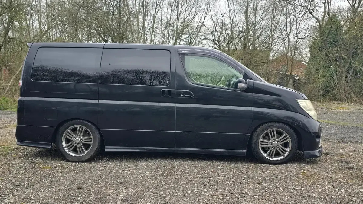 Usado Nissan Elgrand 2022 Negro Monovolumen