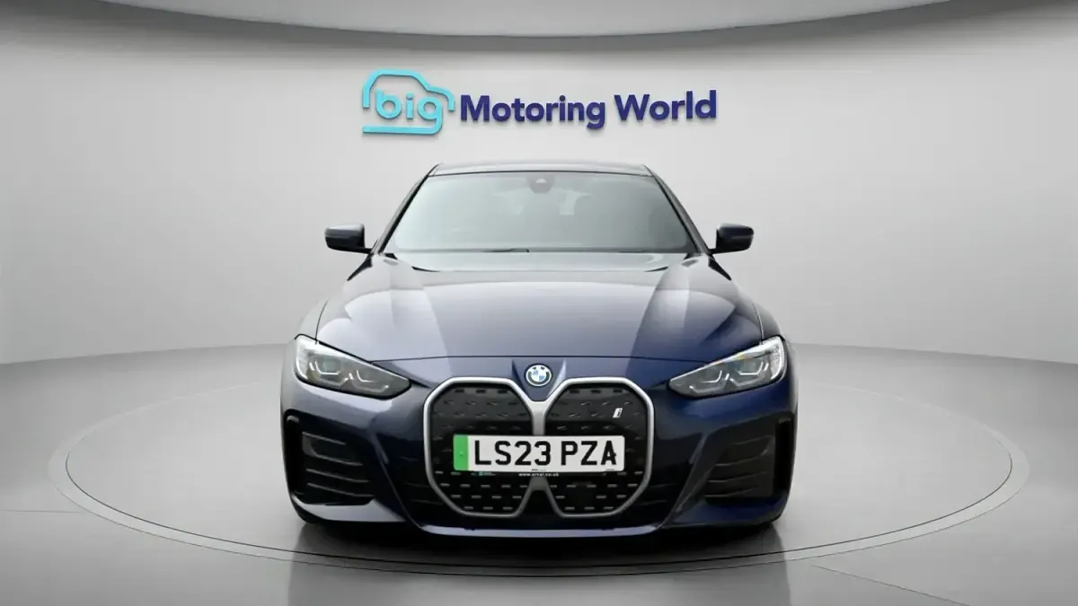 Begagnad BMW i4 M Sport 250 kW (340 HK) 2023 Blå Sedan