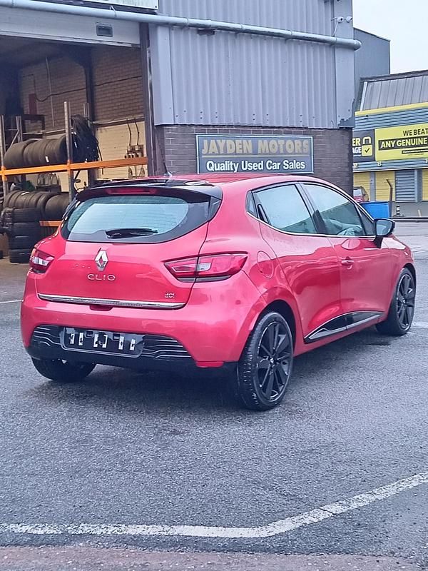 Used Renault Clio IV Dynamique 2015 Red Hatchback
