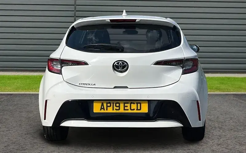 Used Toyota Corolla 116 HP (85 kW) 2019 White Hatchback