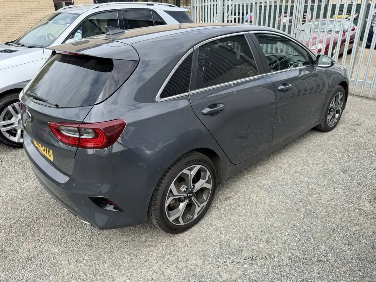 Begagnad Kia Ceed 136 HK (100 kW) 2019 Grå Halvkombi