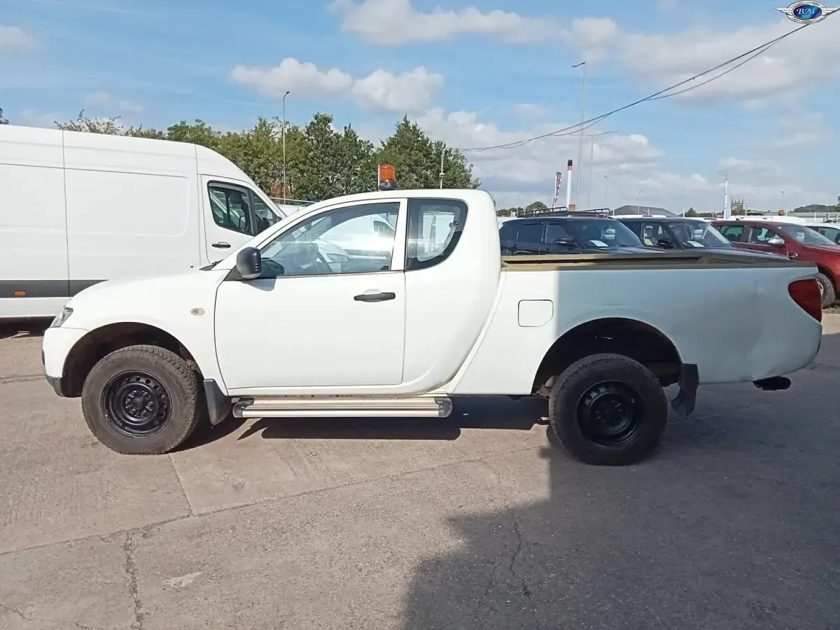 Used Mitsubishi L200 2012 White Pickup