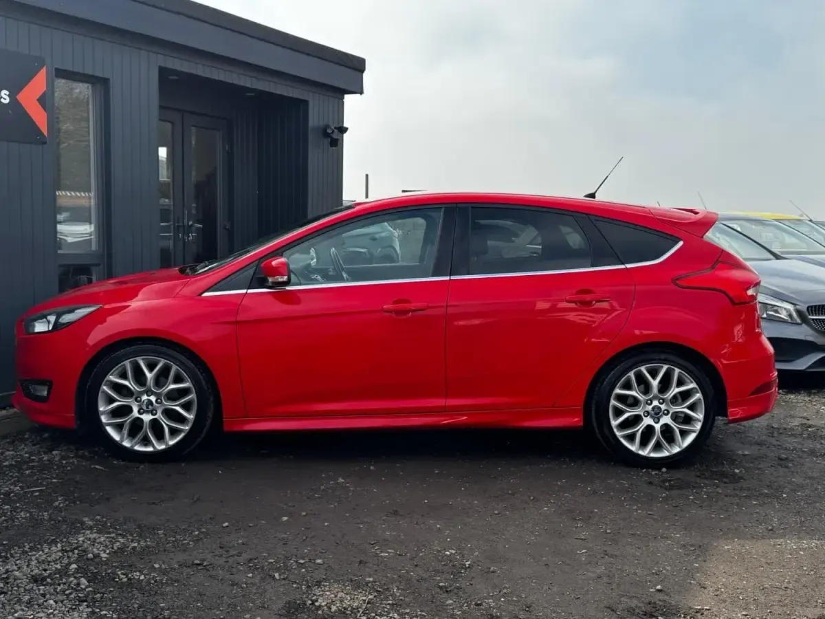 Używany Ford Focus Zetec 125 KM (91 kW) 2015 Czerwony Hatchback