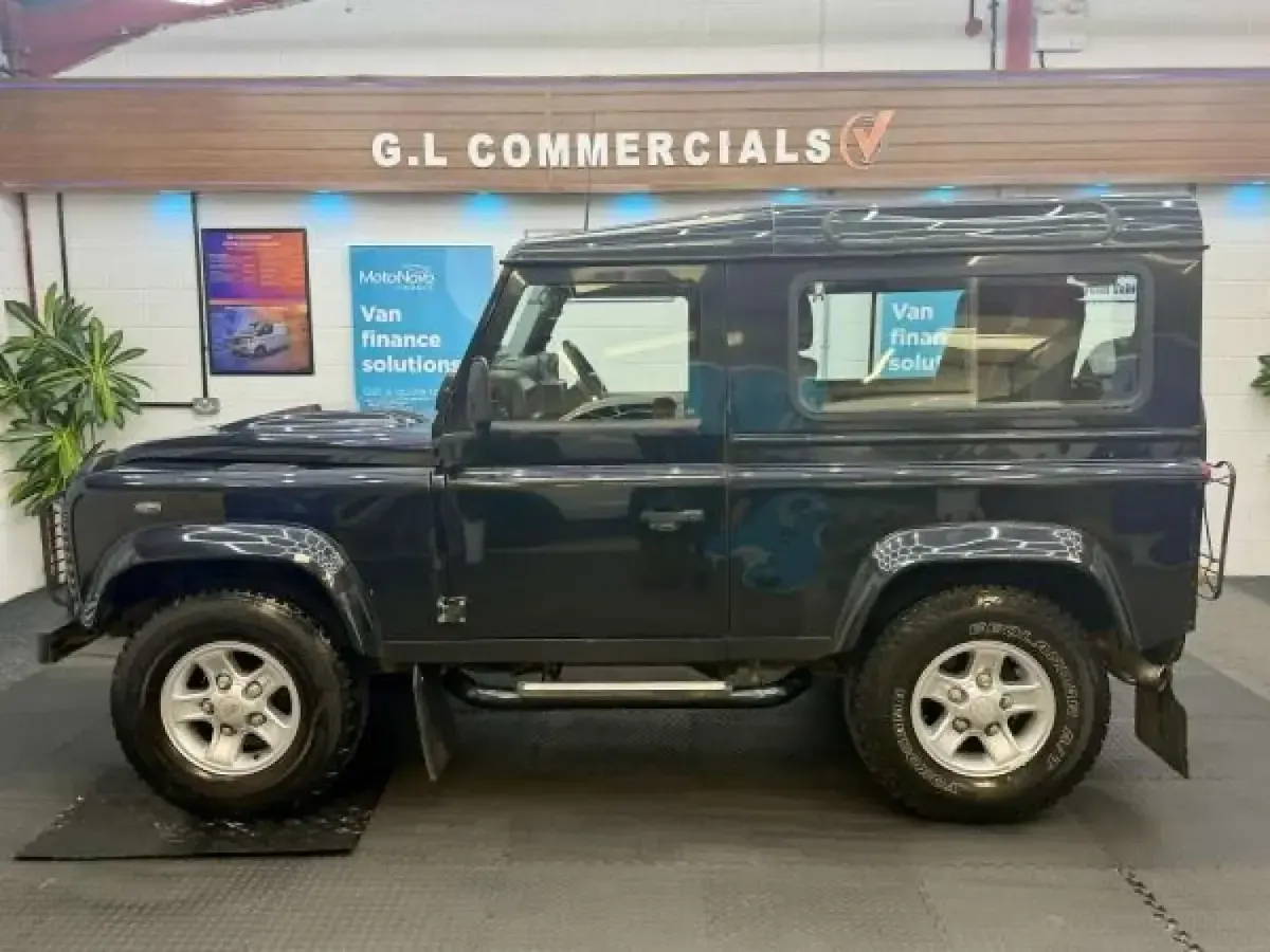 Used Land Rover Defender 122 HP (89 kW) 2010 Black Estate