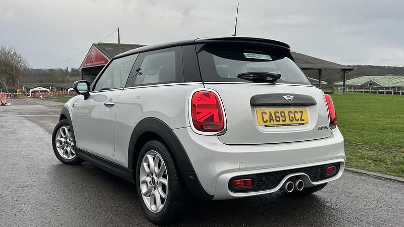 Used Mini Cooper S Classic 189 HP (139 kW) 2019 Silver Hatchback