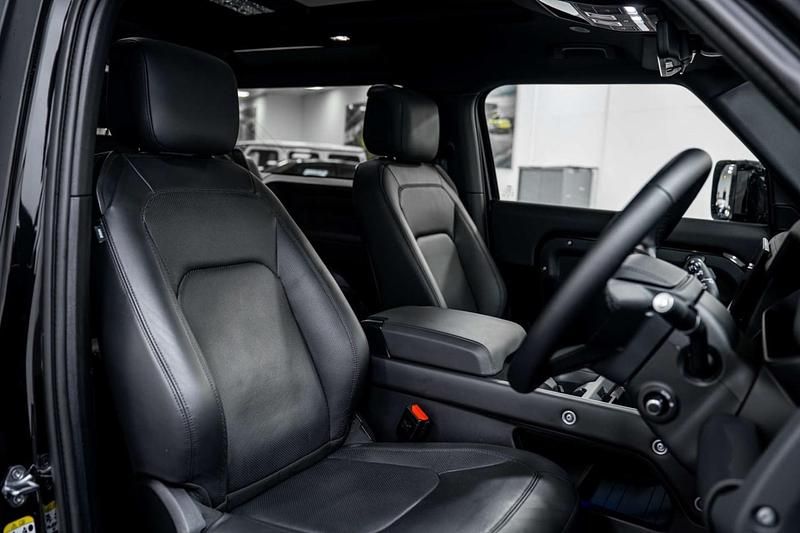 Used Land Rover Defender HSE Dynamic 350 HP (257 kW) 2024 Black Estate