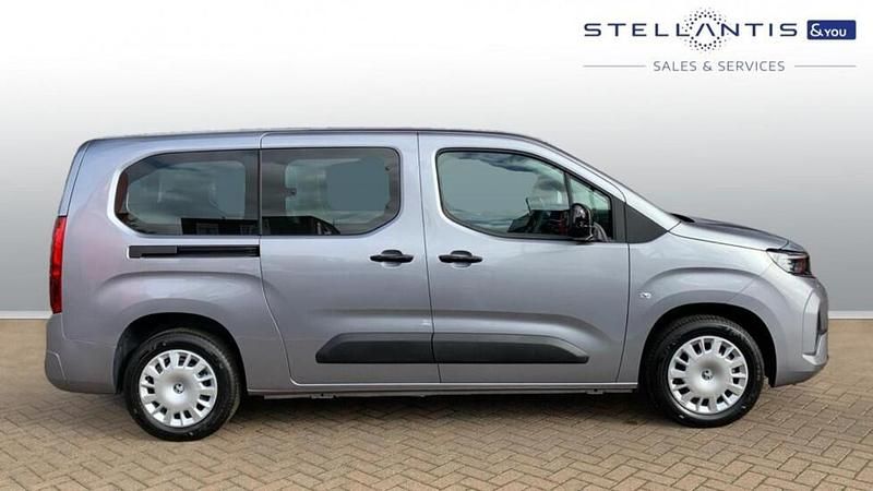 Grey New 2025 Vauxhall Combo Design Edition MPV | £20,359 (A bit pricey) - Image 1/4