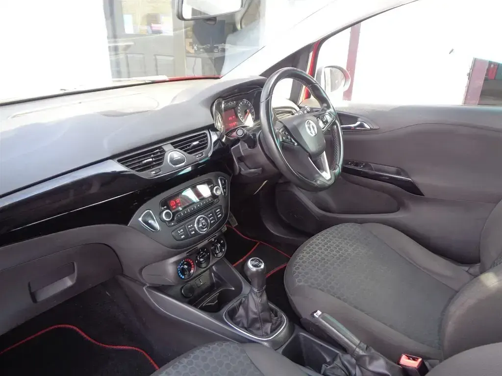 Usado Vauxhall Corsa 75 HP (55 kW) 2016 Vermelho Citadino