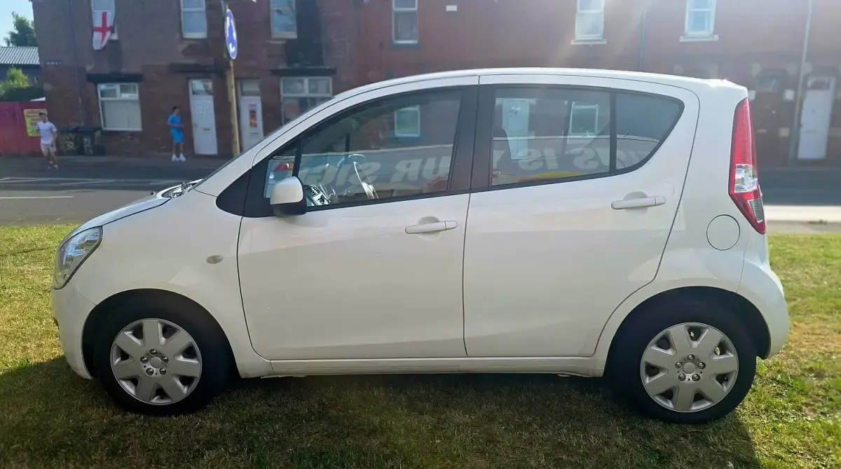 Used Suzuki Splash SZ3 2013 White Hatchback