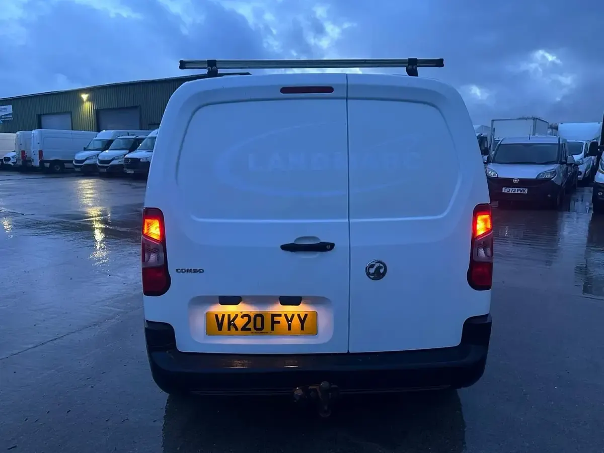 Begagnad Vauxhall Combo Edition 100 HK (73 kW) 2020 Vit Minibuss