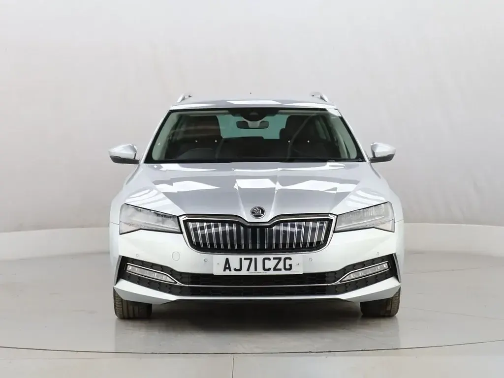 Usado Skoda Superb SE Technology 218 CV (160 kW) 2021 Plateado Familiar