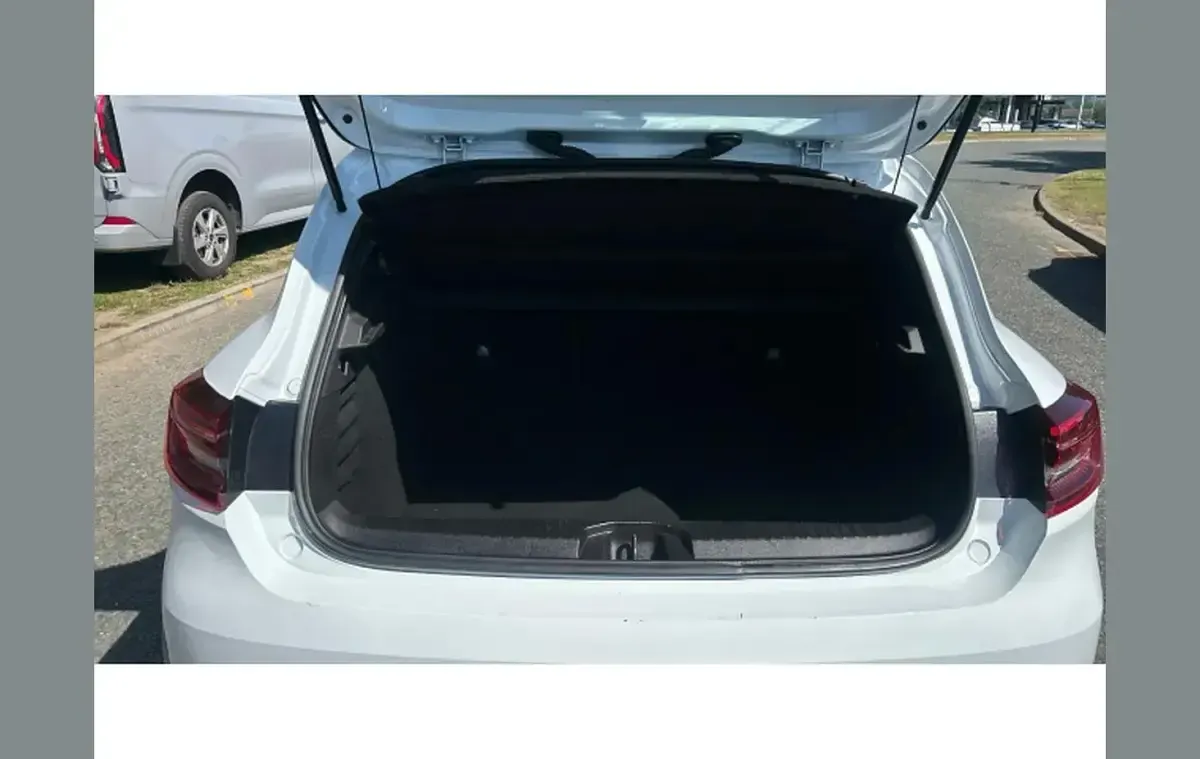 Used Renault Clio Evolution 143 HP (105 kW) 2023 White Hatchback